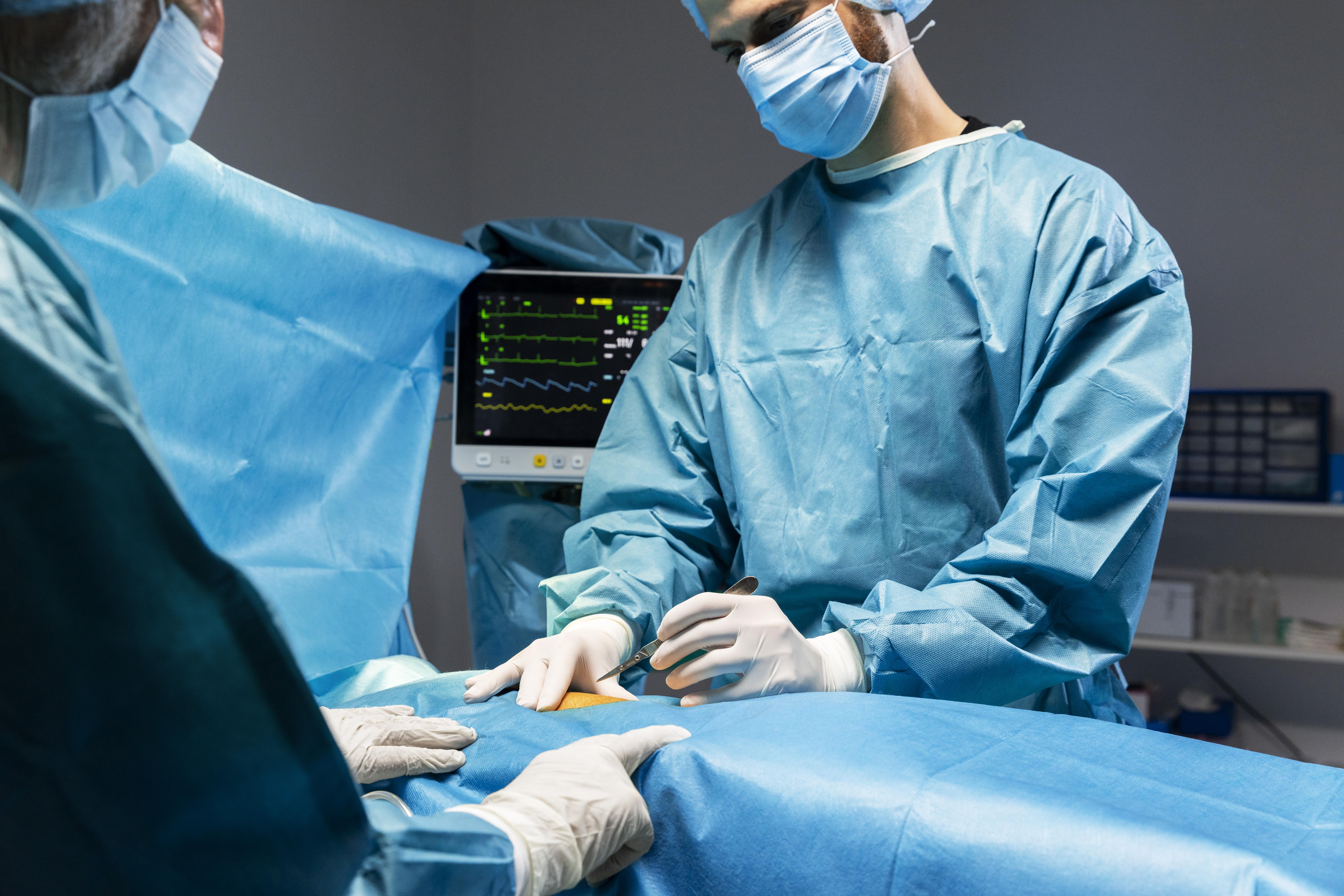 Une équipe de chirurgiens professionnels effectuant une opération chirurgicale dans une salle d'opération.